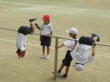 鉄棒を練習する様子その4