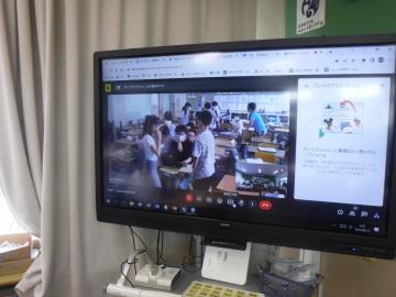 東登美ヶ丘小学校の様子が映っています。