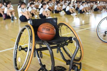 車いすバスケットボールを体験する様子その2