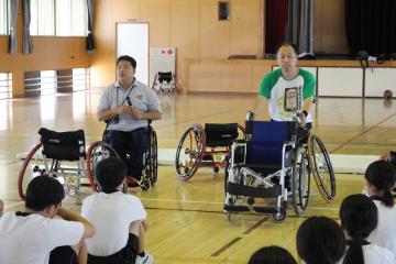 車いすバスケットボールを体験する様子その3