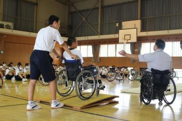 車いすバスケットボールを体験する様子その4