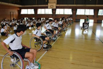 車いすバスケットボールを体験する様子その5