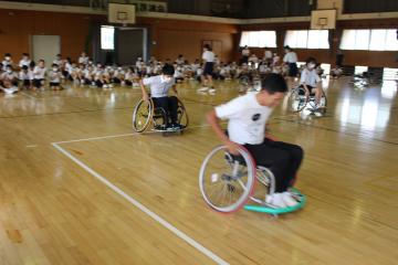 車いすバスケットボールを体験する様子その7