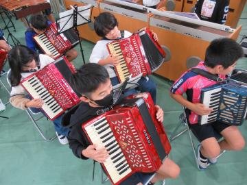 4年生アコーディオンパート練習の様子