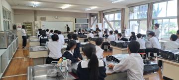 生徒が講義を受ける様子