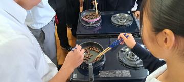 生徒が焙煎する様子