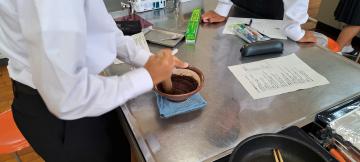 生徒が豆をすりつぶす様子