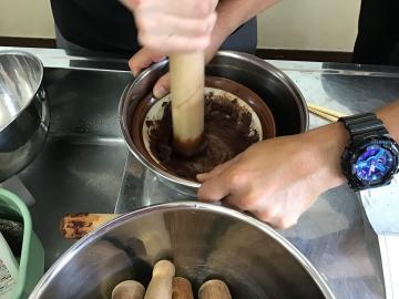 生徒が豆を湯煎する様子