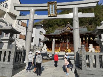 真浦神社を見学する児童の様子