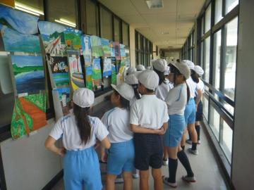 姫路聴覚特別支援学校の校舎内を見学しています。