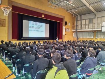 体育館でのお話の様子1