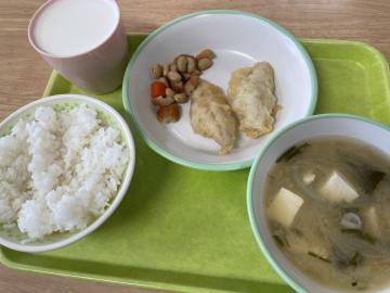 しずの天ぷらが提供された給食の写真