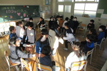 給食バスケットゲームをしている様子