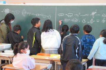 絵しりとりゲームをしている様子