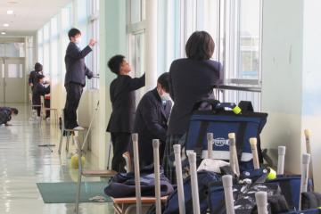 廊下で大掃除をする様子
