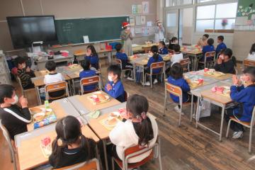 1年1組での給食の様子