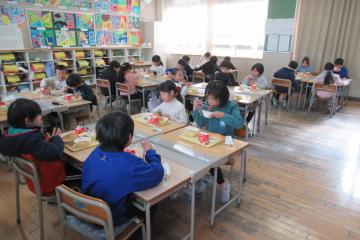 1年2組での給食の様子
