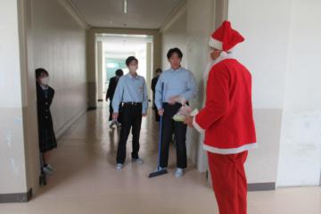廊下でサンタクロースと生徒が出会った写真
