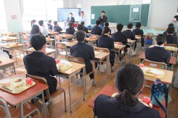7年生教室での給食時の様子