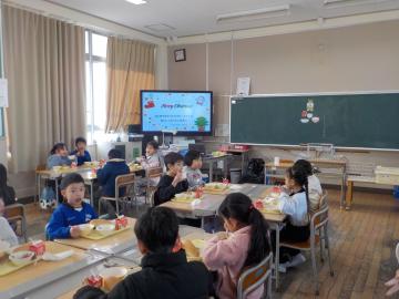 クリスマス献立の教室の様子