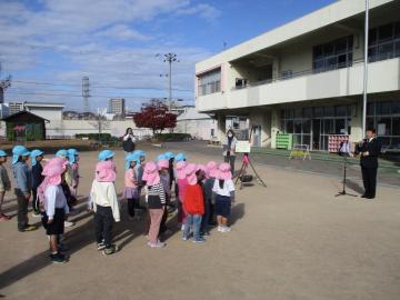 中播磨県民センターの職員の話を聞く園児たち