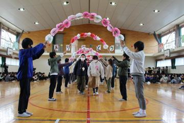 6年生が花のアーチを入場