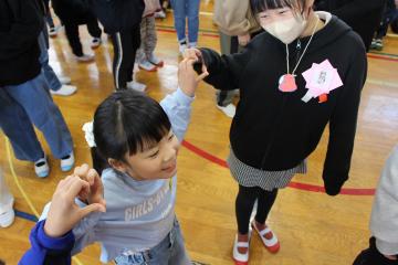 1年生「かわいいポーズを教えて」