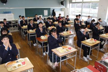 9年1組最後の給食風景