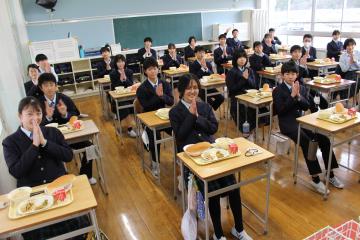 9年2組最後の給食風景