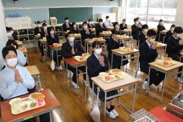 9年3組最後の給食風景