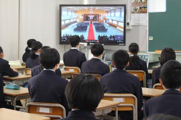教室で式を見る7年生