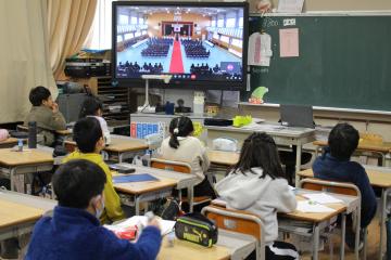 教室で式を見る2年生