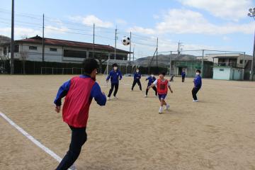 男子サッカー　ボールを追う選手たち