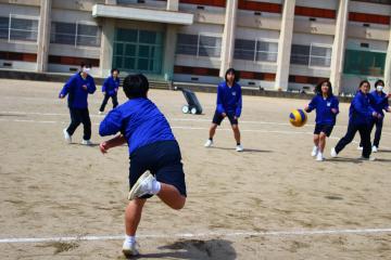 女子ドッヂボール速球をなげます