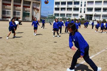 女子ドッヂボール　全力投球