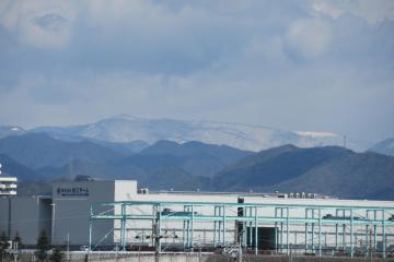 21日朝　北の山は雪化粧