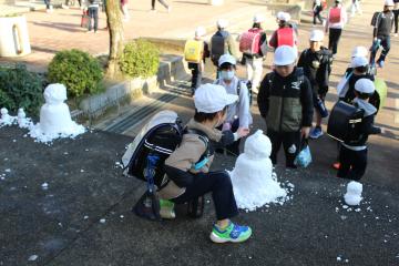 児童玄関前で出迎える雪だるま