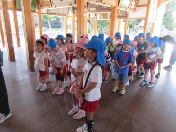 英賀神社に参拝する園児たちの様子