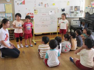 室内でだんごの値段を発表する5歳児たちの様子