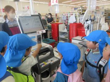 販売店で団子のお金を支払う5歳児たちの様子