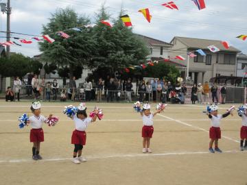 園庭で3歳児たちがダンスする様子