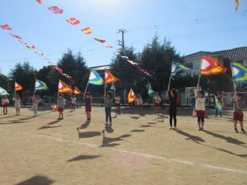 園庭で5歳児たちが屋台を担ぐ様子