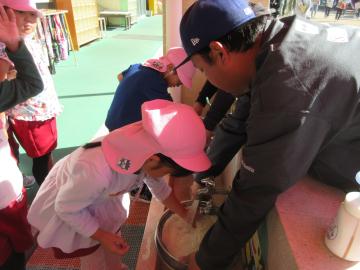 園内でお米を洗う4歳児たちの様子