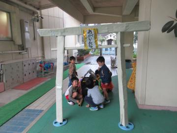 園内に幼稚園英賀神社鳥居を作った園児たちの様子