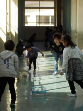 かみざらコロコロで遊ぶ様子