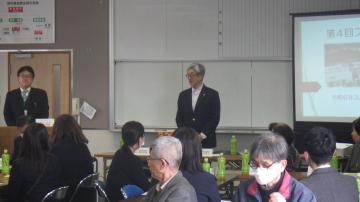 学校運営協議会の会長が挨拶をしています。