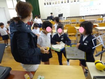 音楽室でスタンプをおしてもらう1年生