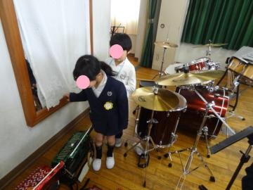 音楽室をたんけんする1年生