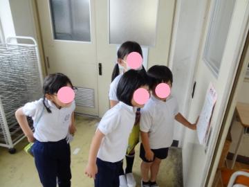 3年教室の見学をする1年生