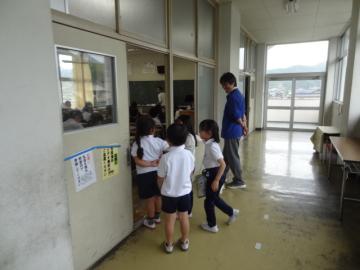 5年教室の見学をする1年生